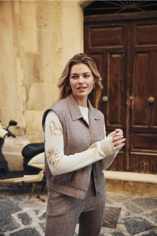 C&S The Label camel dames gilet | Sfeerbeeld, In situatie
