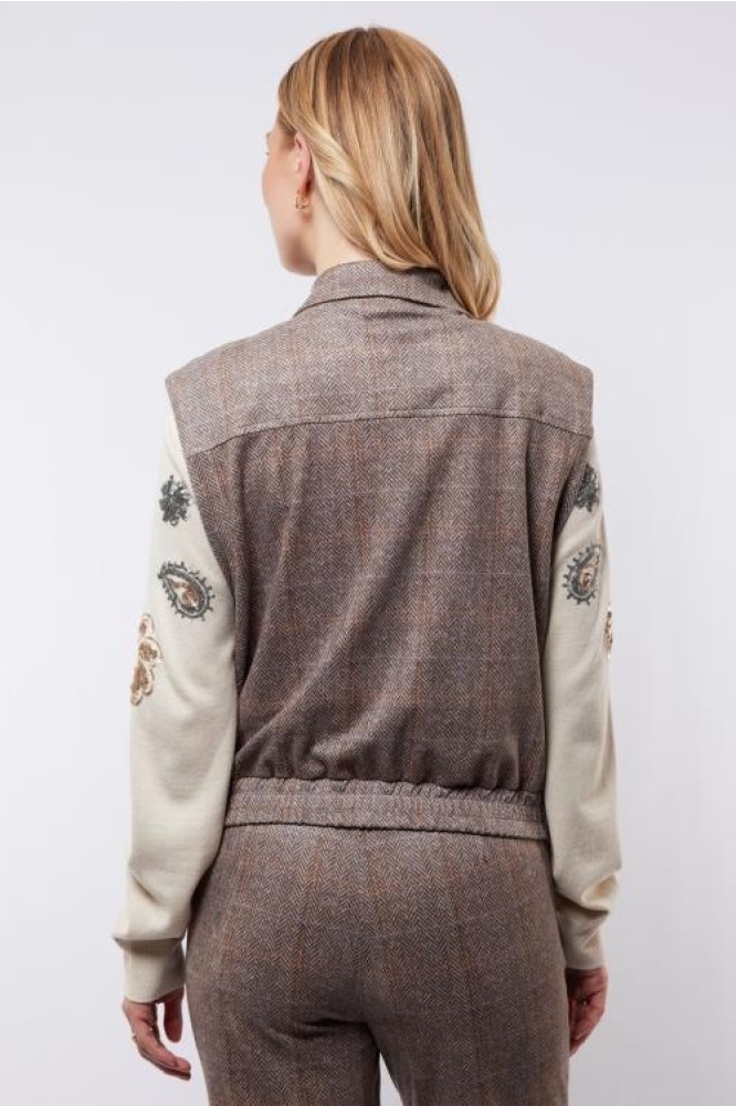C&S The Label camel dames gilet | Model achteraanzicht