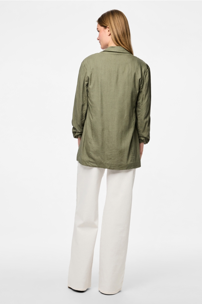 Pieces groene dames blazer | Model achteraanzicht
