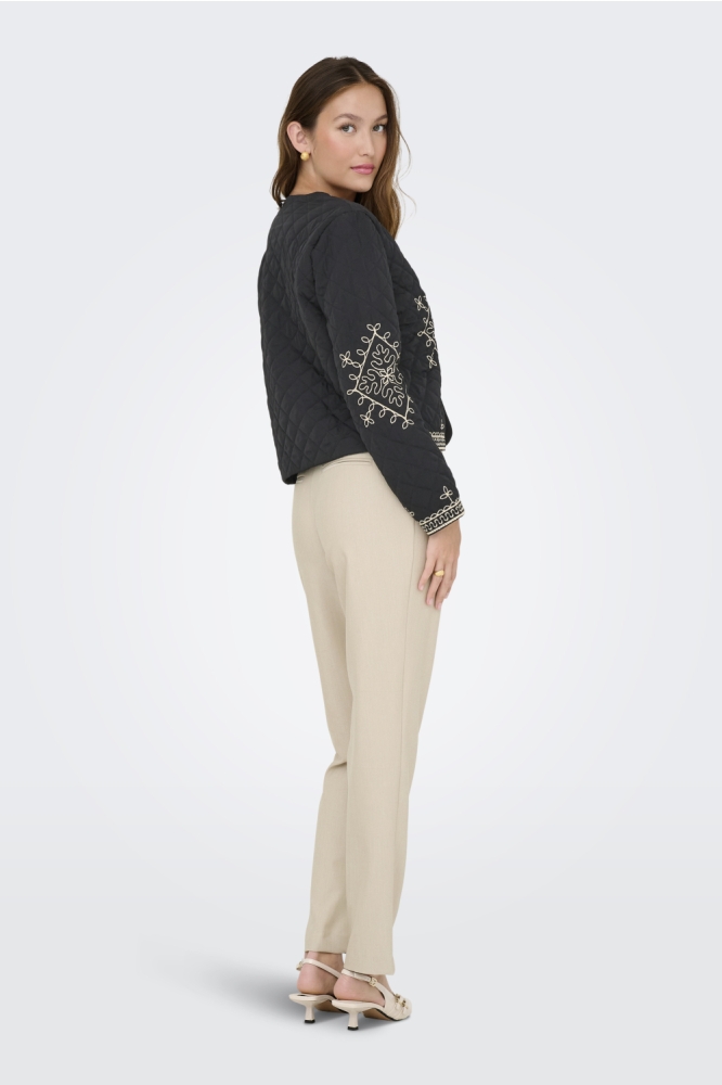Jacqueline de Yong zwarte dames blazer | Model