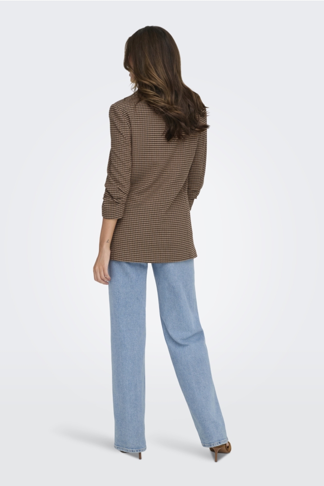 Only bruine dames blazer | Model achteraanzicht