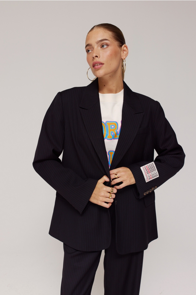 Harper & Yve zwarte dames blazer | Model vooraanzicht