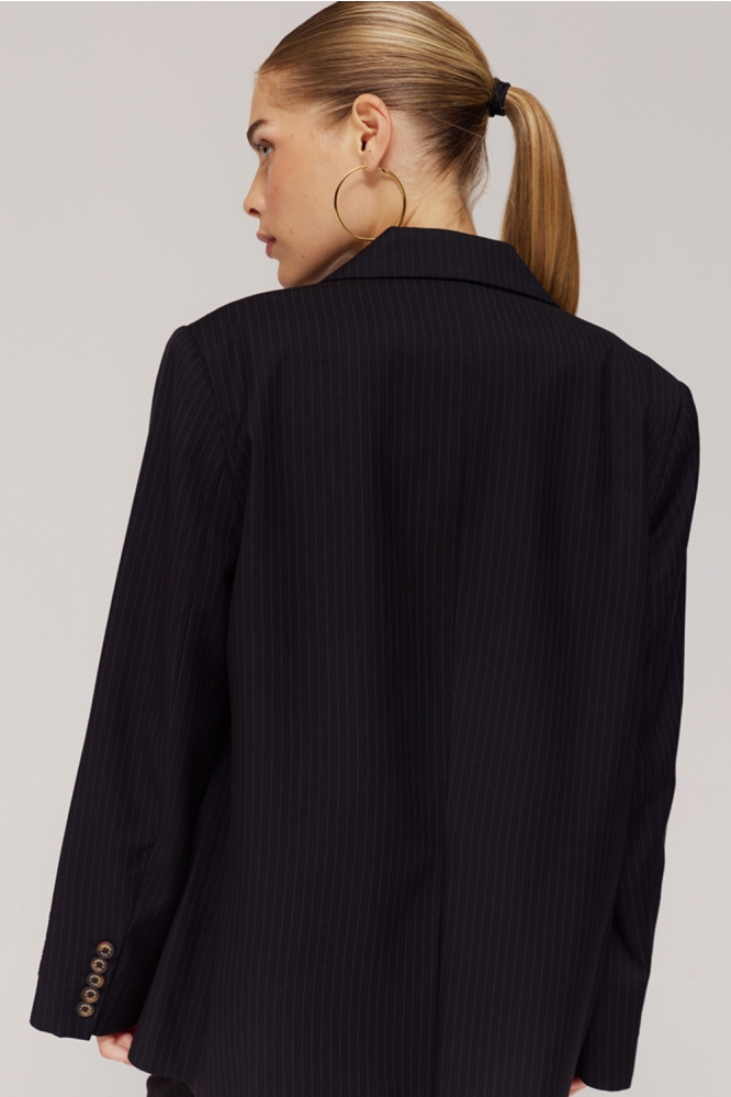 Harper & Yve zwarte dames blazer | Model achteraanzicht