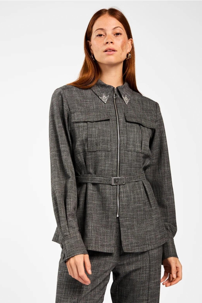 Aaiko zwarte dames blouse | Model vooraanzicht