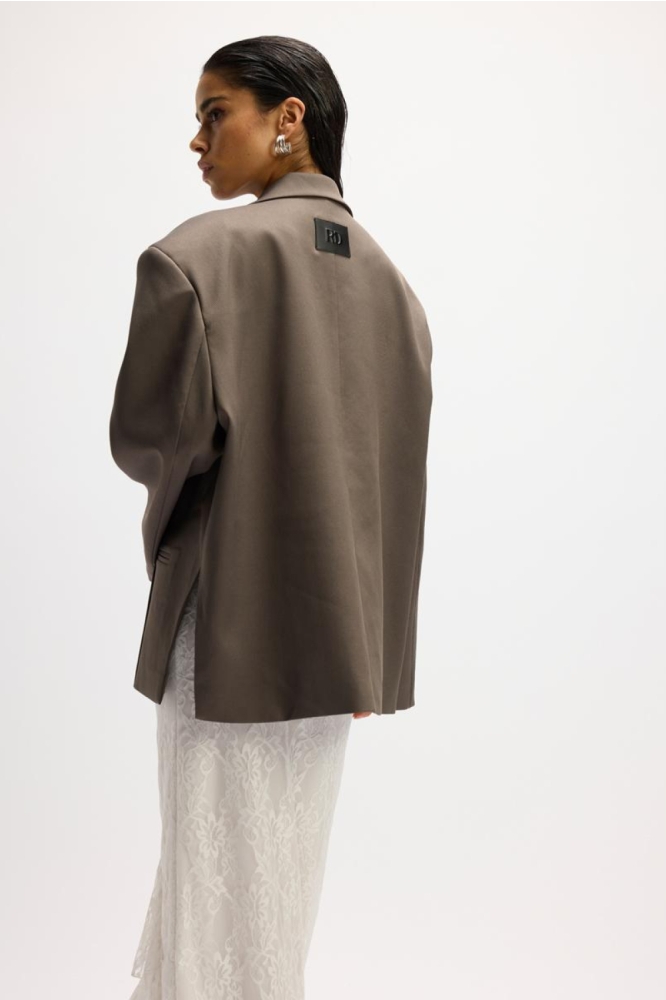 Refined Department grijze dames blazer | Model achteraanzicht