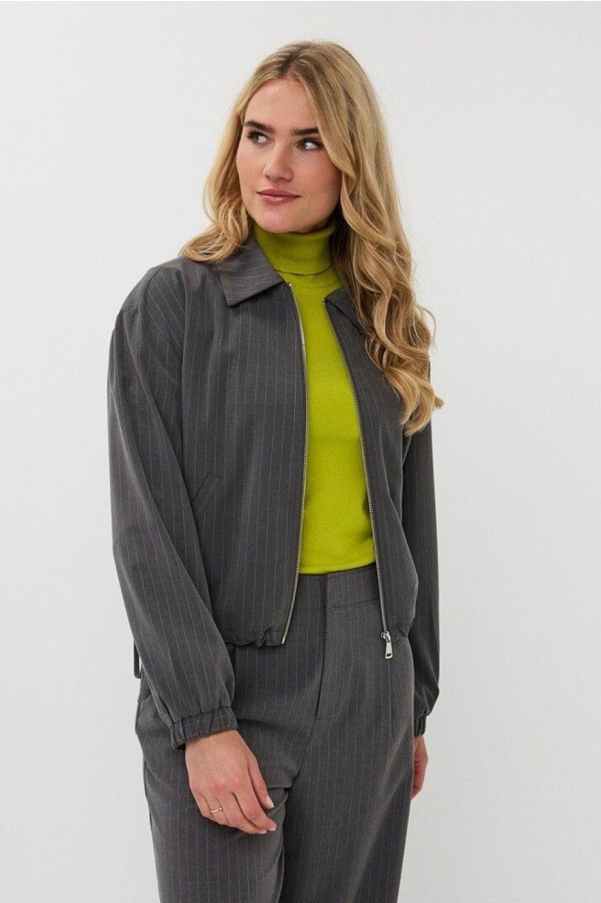 EsQualo grijze dames jas | Model vooraanzicht