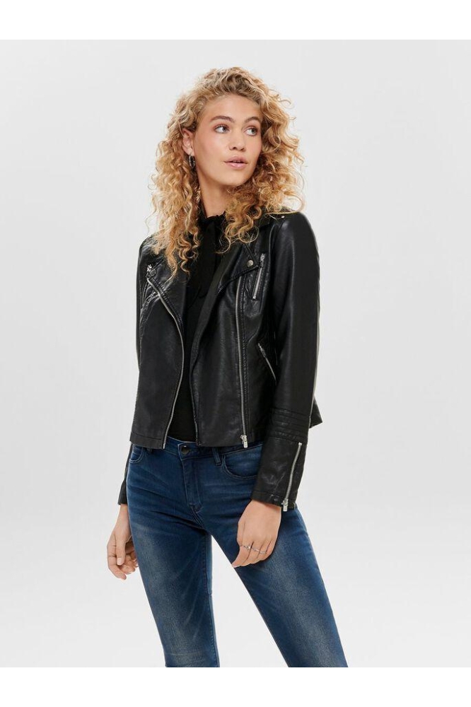 Only zwarte dames jas | Model vooraanzicht