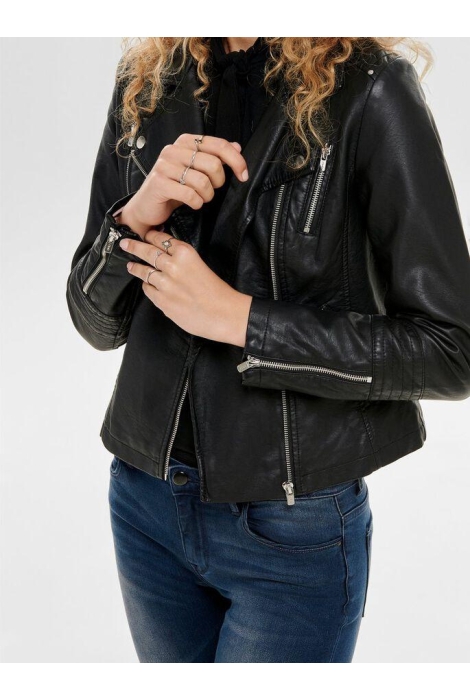 Only zwarte dames jas | Model vooraanzicht