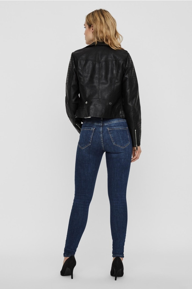 Vero Moda zwarte dames jas | Model achteraanzicht
