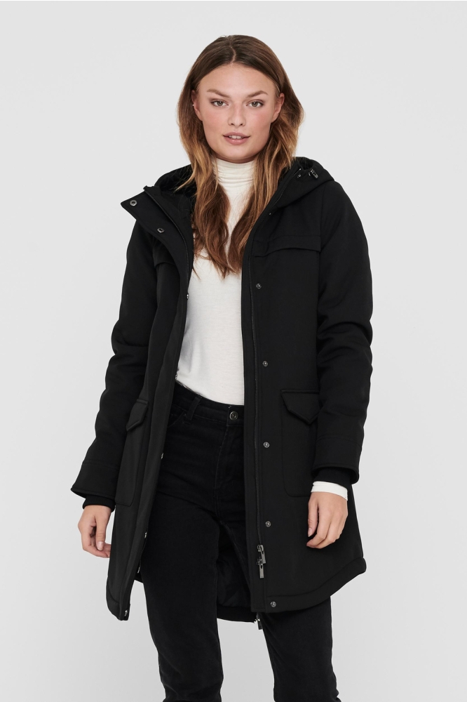Only zwarte dames jas | Model vooraanzicht