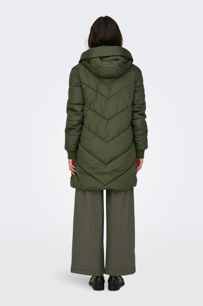 Jacqueline de Yong groene dames jas | Model achteraanzicht