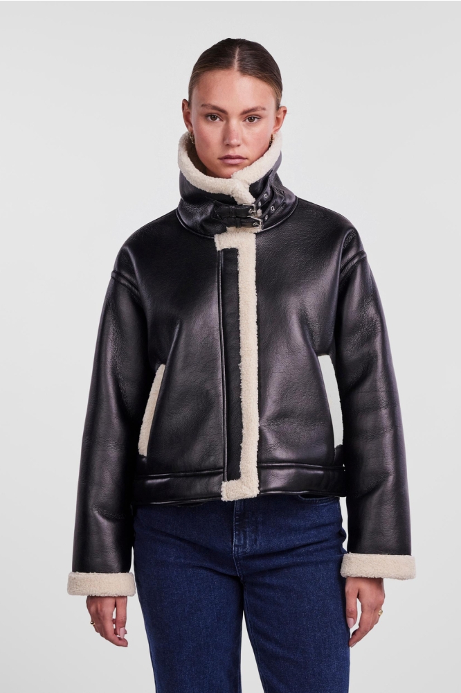 PCJANELLE SHORT PU JACKET W. FAUX F 17141595 BLACK
