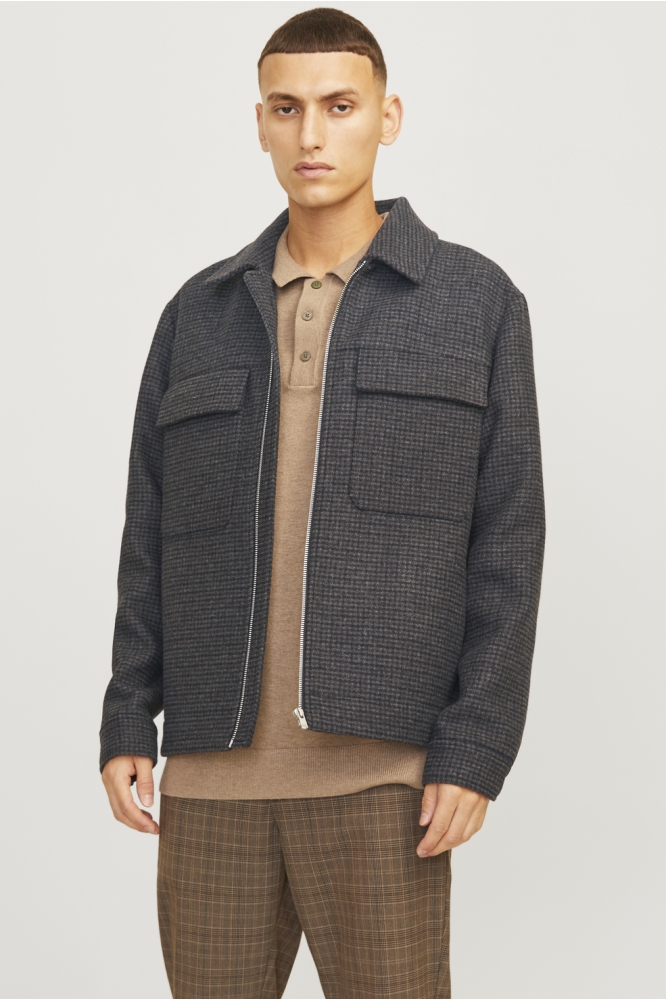 Jack & Jones zwarte heren jas | Model vooraanzicht