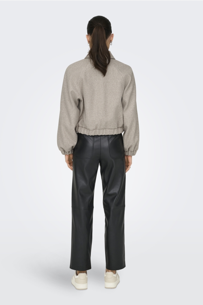 Only taupe dames jas | Model achteraanzicht