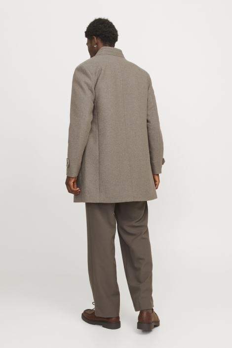 Jack & Jones camel heren jas | Model achteraanzicht