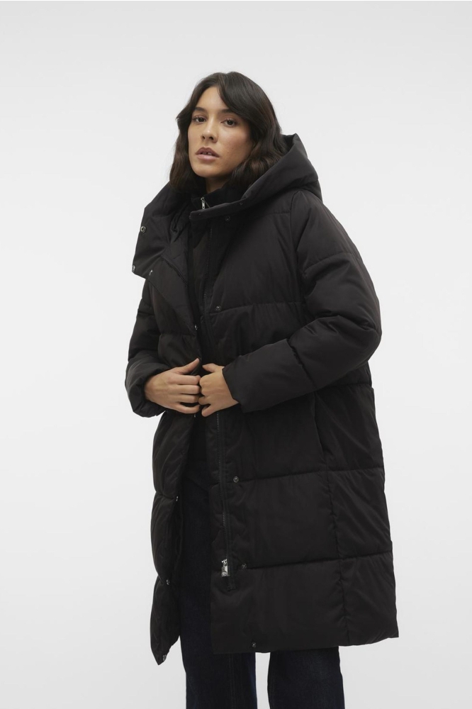 Vero Moda zwarte dames jas | Model vooraanzicht