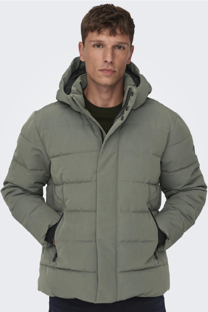 Only & Sons groene heren jas | Model vooraanzicht