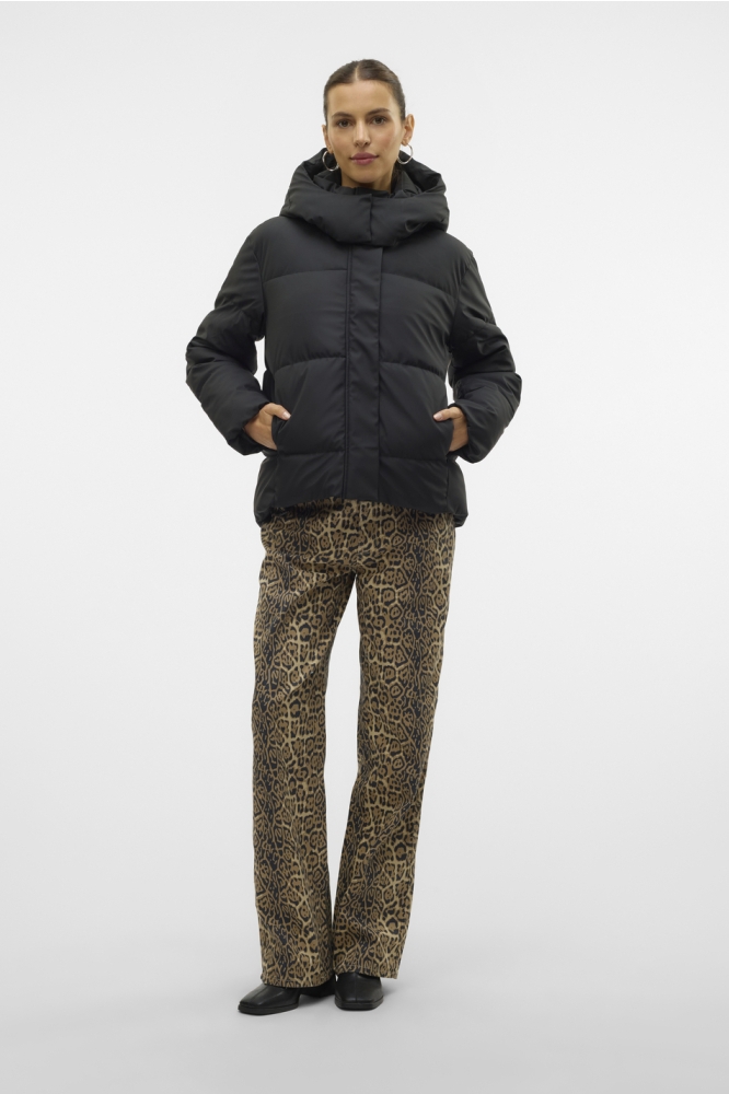Vero Moda zwarte dames jas | Model vooraanzicht
