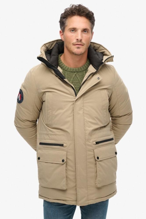 Superdry camel heren jas | Model vooraanzicht