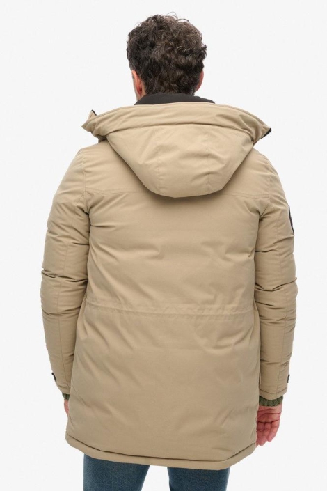 Superdry camel heren jas | Model achteraanzicht