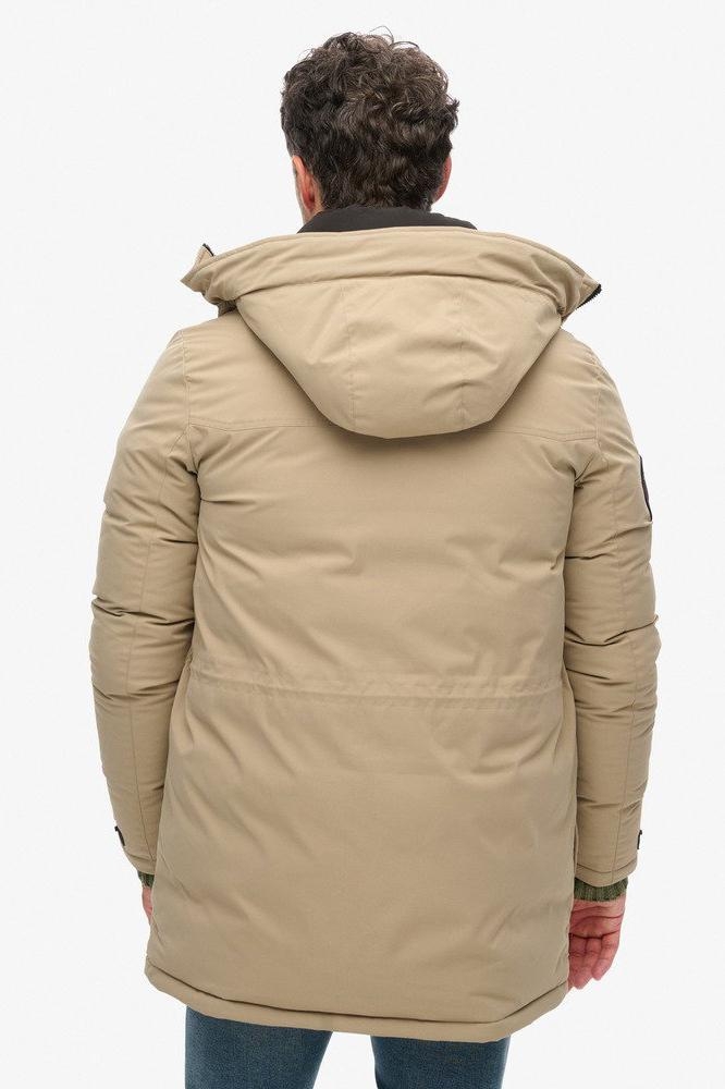 Superdry camel heren jas | Model achteraanzicht