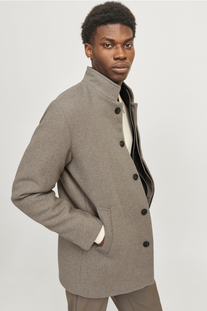 Jack & Jones camel heren jas | Model zijaanzicht