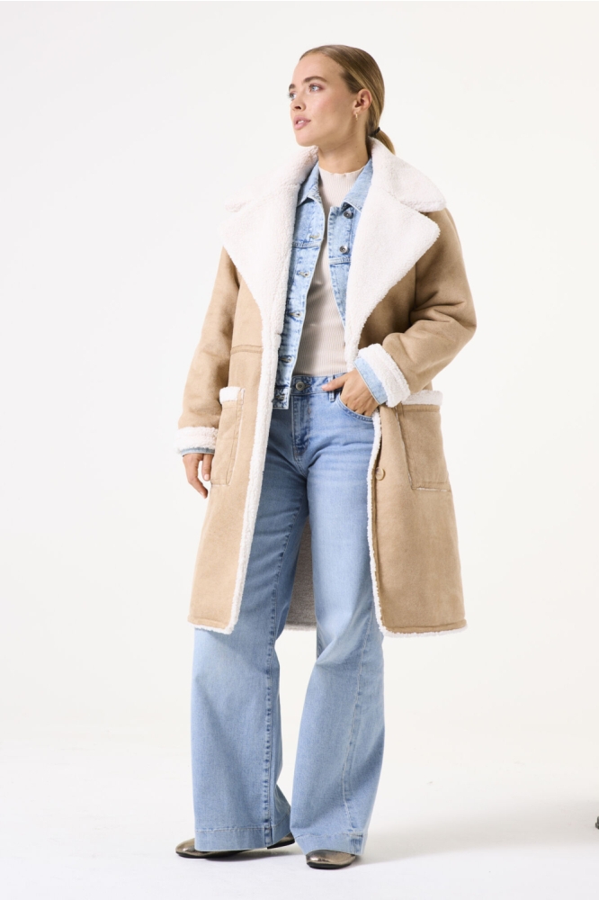 Garcia witte dames jas | Model vooraanzicht