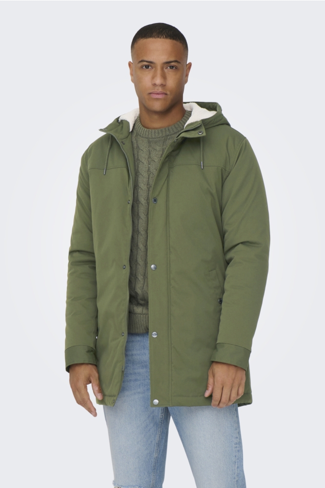 Only & Sons groene heren jas | Model vooraanzicht