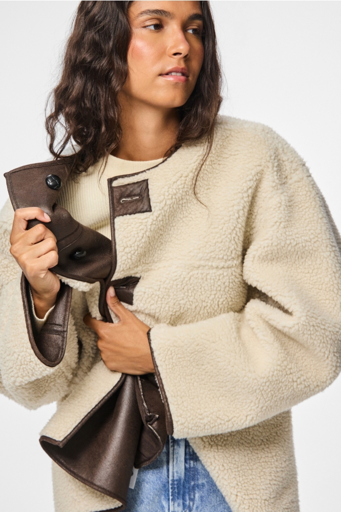 Pieces beige dames jas | Model vooraanzicht