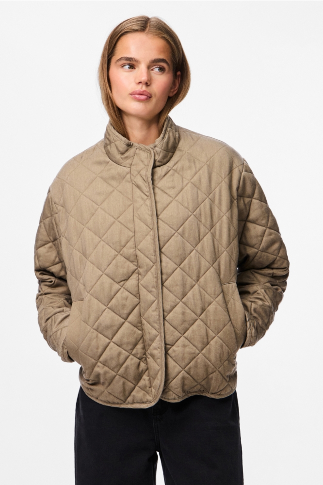 Pieces camel dames jas | Model vooraanzicht