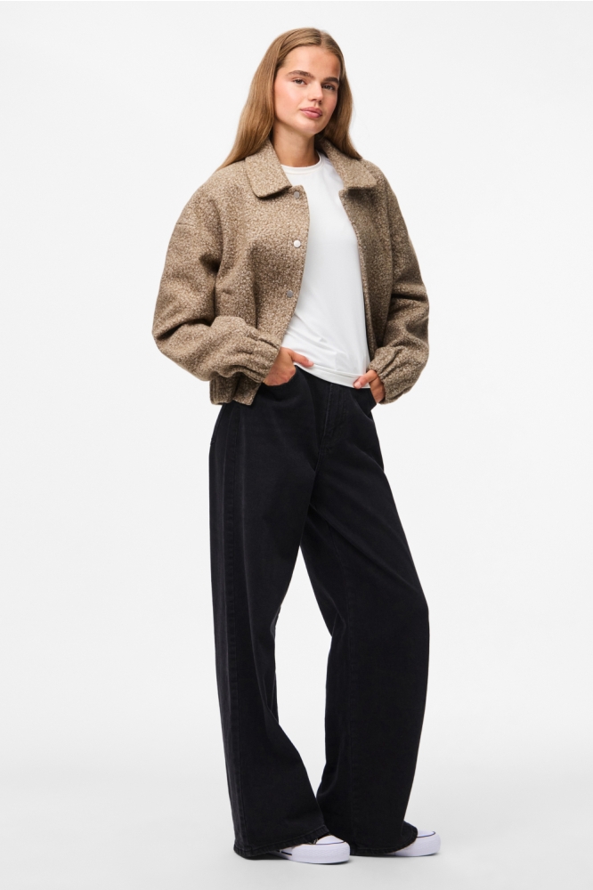 Pieces camel dames jas | Model vooraanzicht