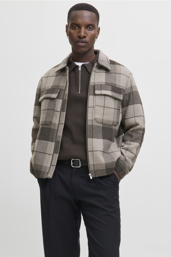 Jack & Jones bruine heren jas | Model vooraanzicht