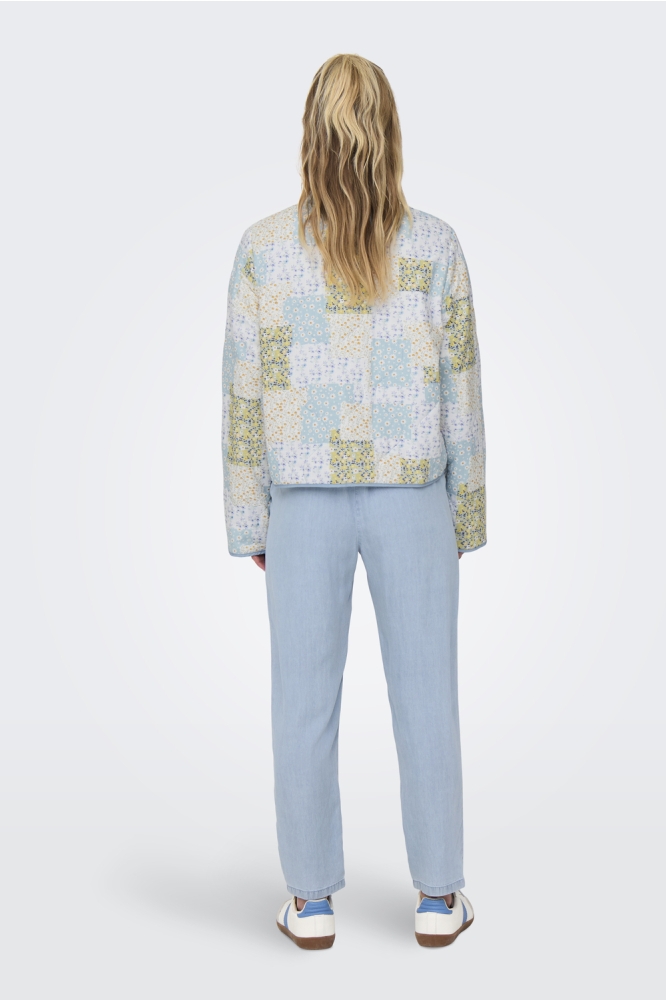 Only blauwe dames jas | Model achteraanzicht