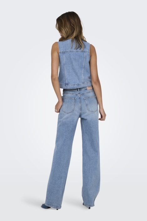 Only blauwe dames gilet | Model achteraanzicht