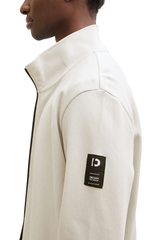 Tom Tailor grijze heren vest | Model zijaanzicht