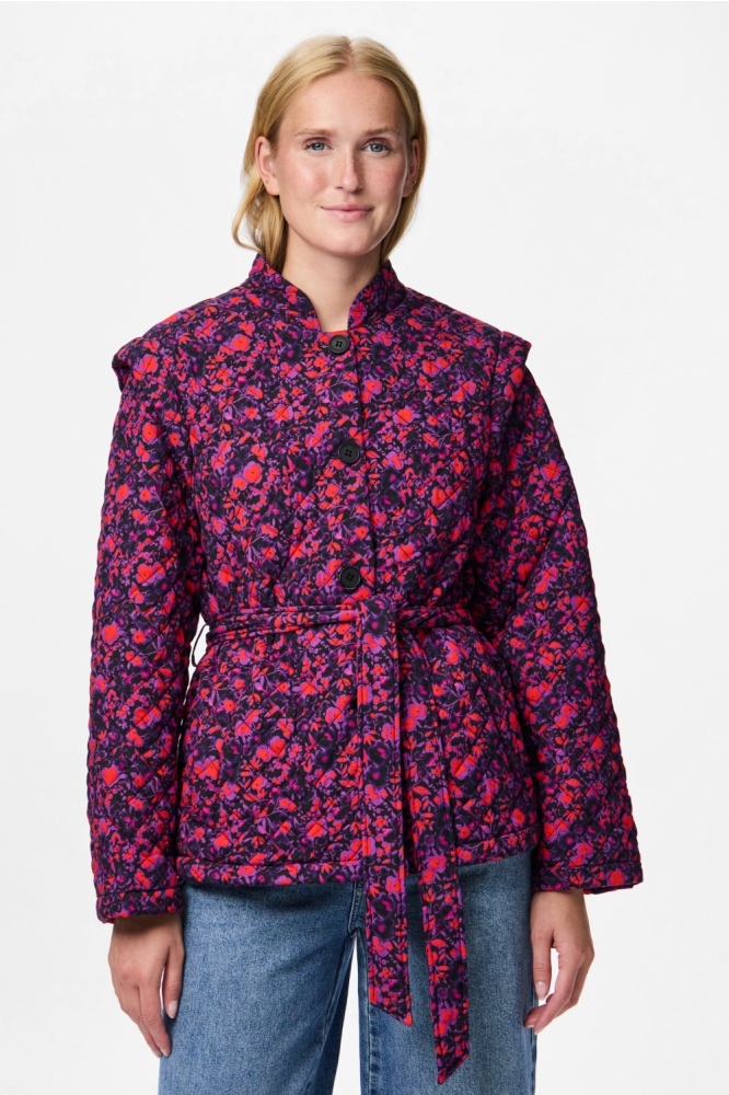 Pieces zwarte dames jas | Model vooraanzicht