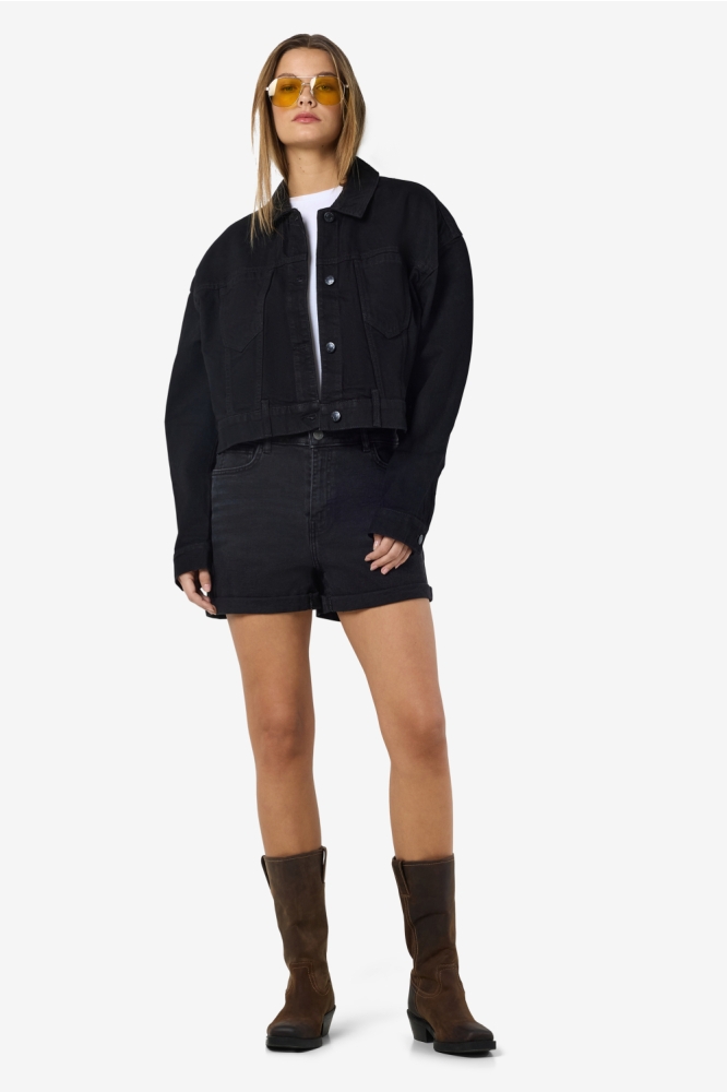 Noisy may zwarte dames jas | Model vooraanzicht