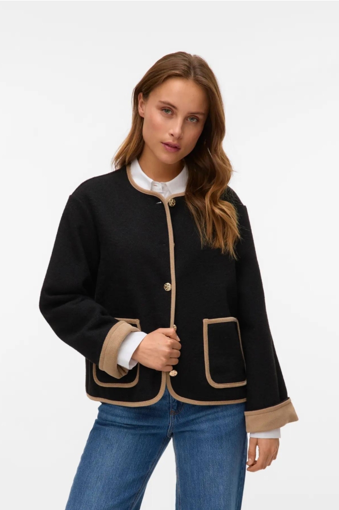 Vero Moda zwarte dames jas | Model vooraanzicht