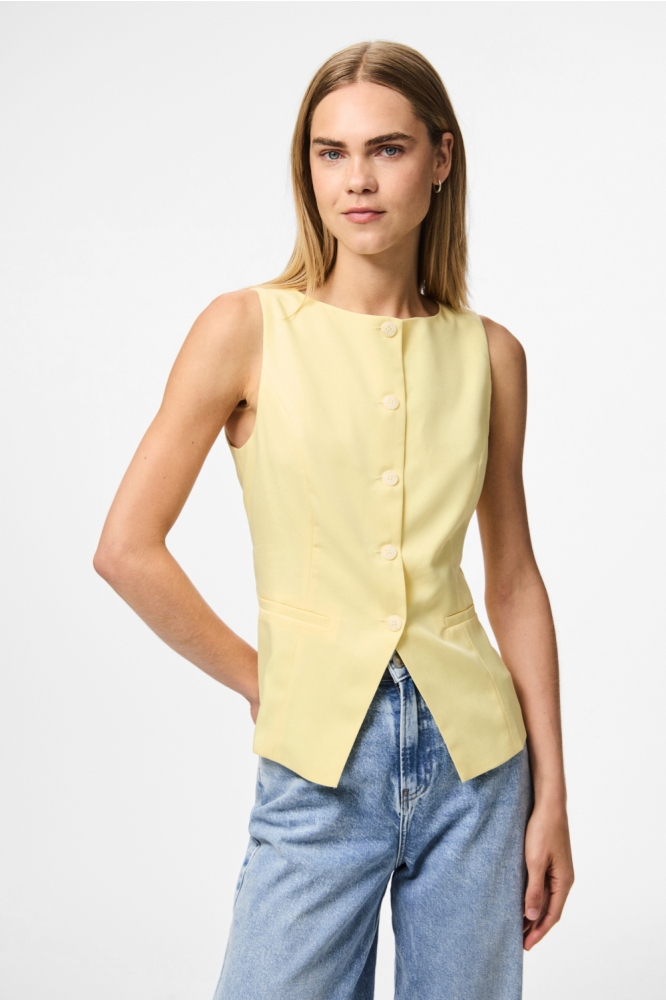 Pieces gele dames gilet | Model vooraanzicht