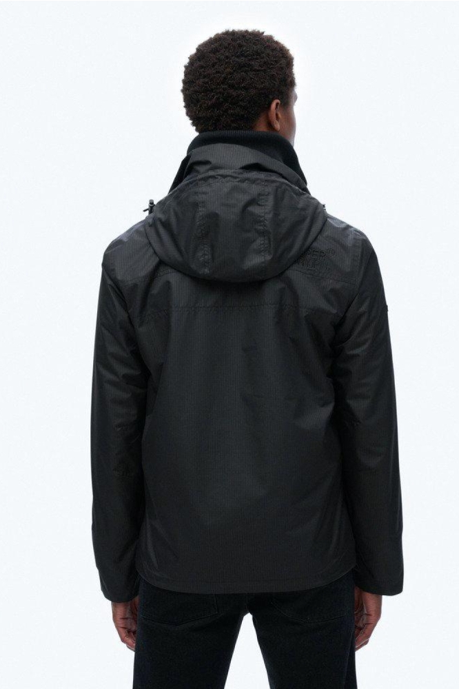 Superdry blauwe heren jas | Model achteraanzicht