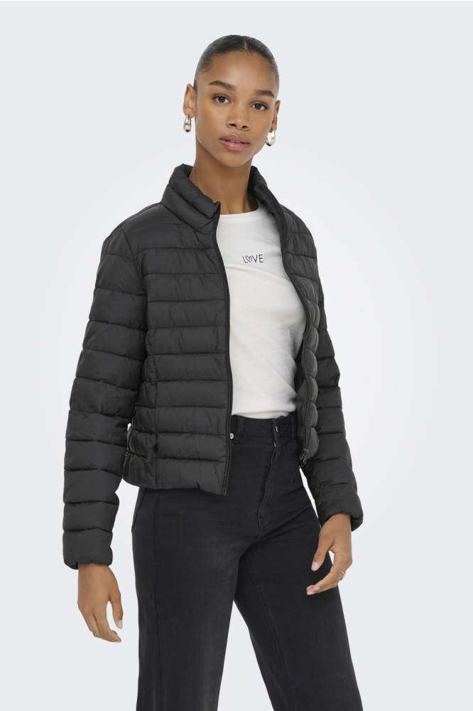 Only zwarte dames jas | Model vooraanzicht