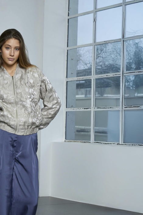 Minus beige dames jas | Sfeerbeeld, In situatie