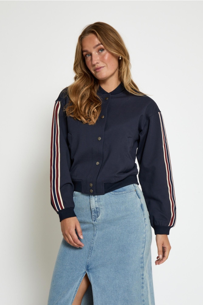 Minus blauwe dames jas | Model vooraanzicht