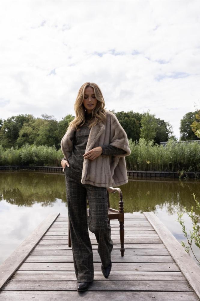 Kimara beige dames jas | Model vooraanzicht