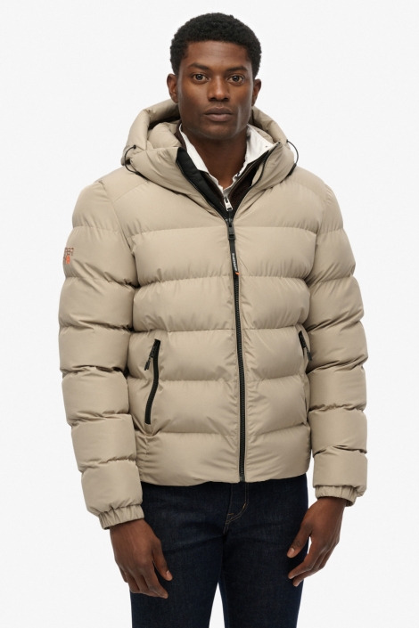 Superdry taupe heren jas | Model vooraanzicht