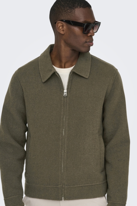 Only & Sons bruine heren jas | Model vooraanzicht