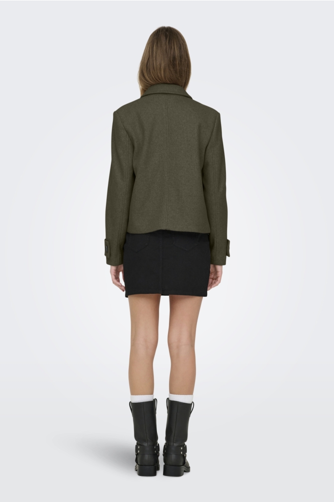 Only groene dames jas | Model achteraanzicht