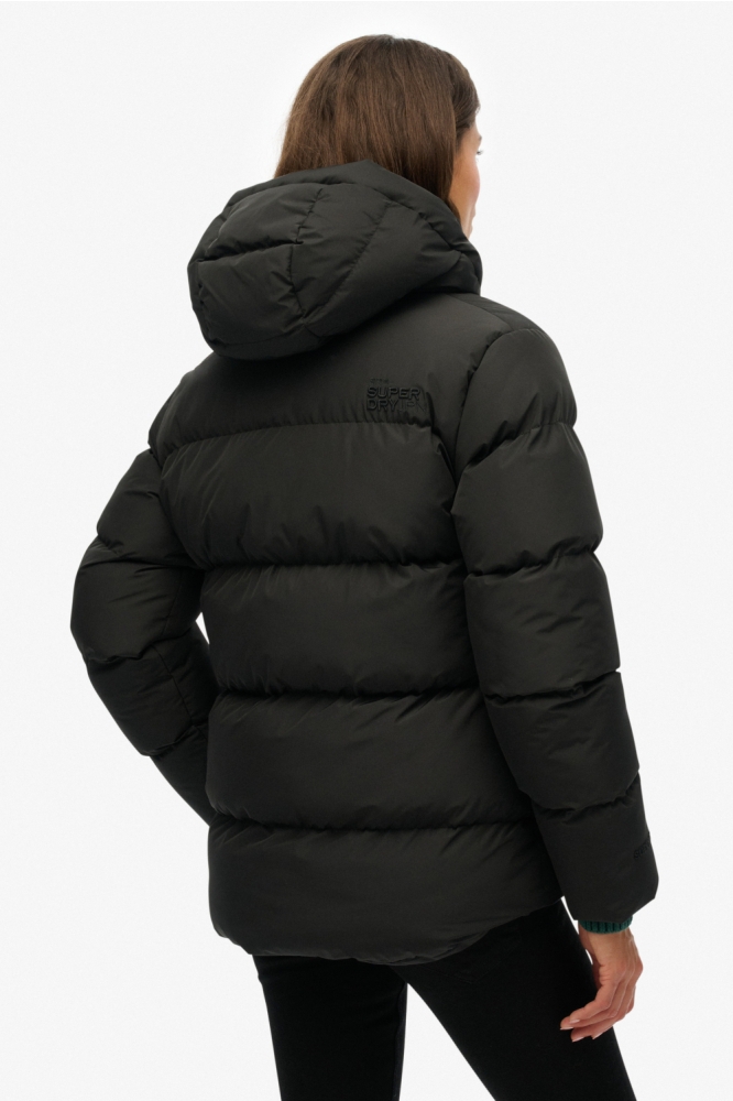 Superdry zwarte dames jas | Model achteraanzicht