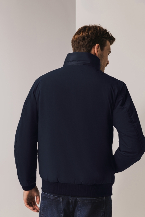 State of Art blauwe heren jas | Model achteraanzicht