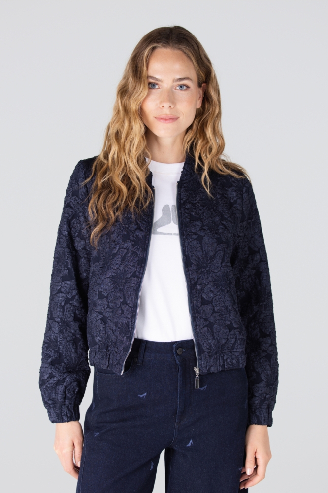 Juffrouw Jansen blauwe dames jas | Model vooraanzicht